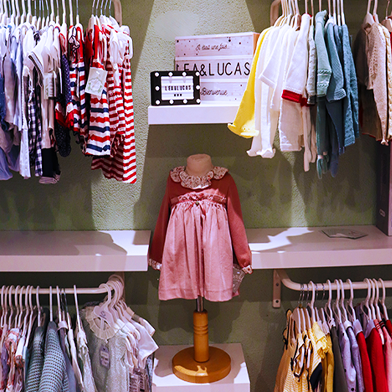 mur_vetements_enfant_carree