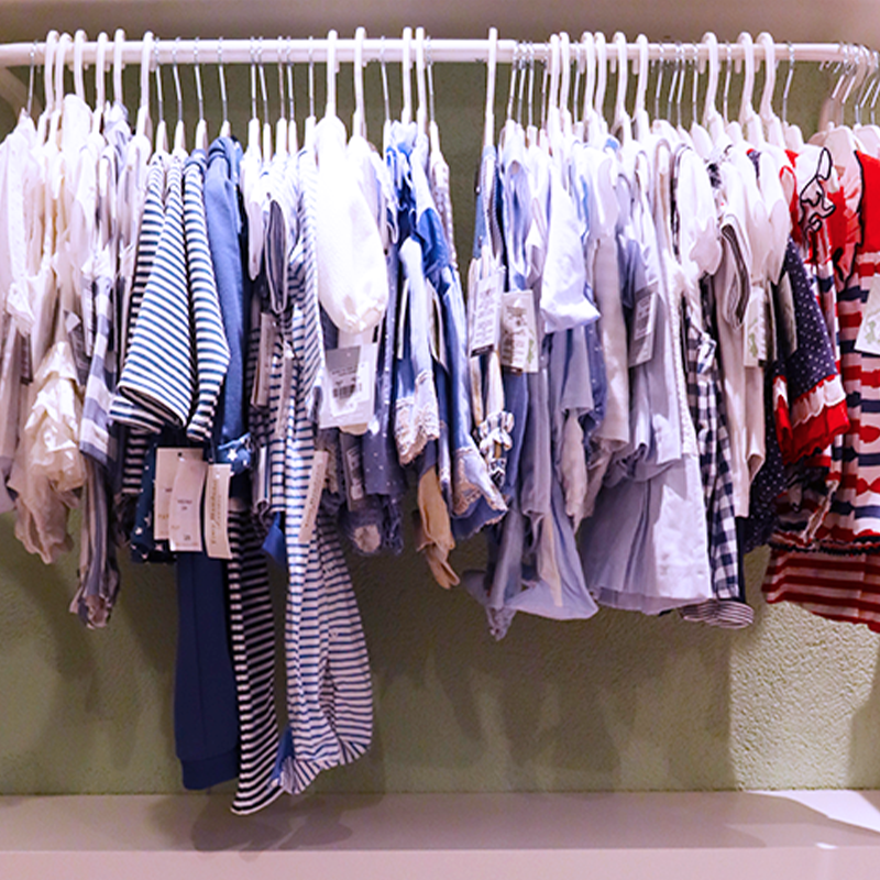 mur_vetements_enfant_2_carree