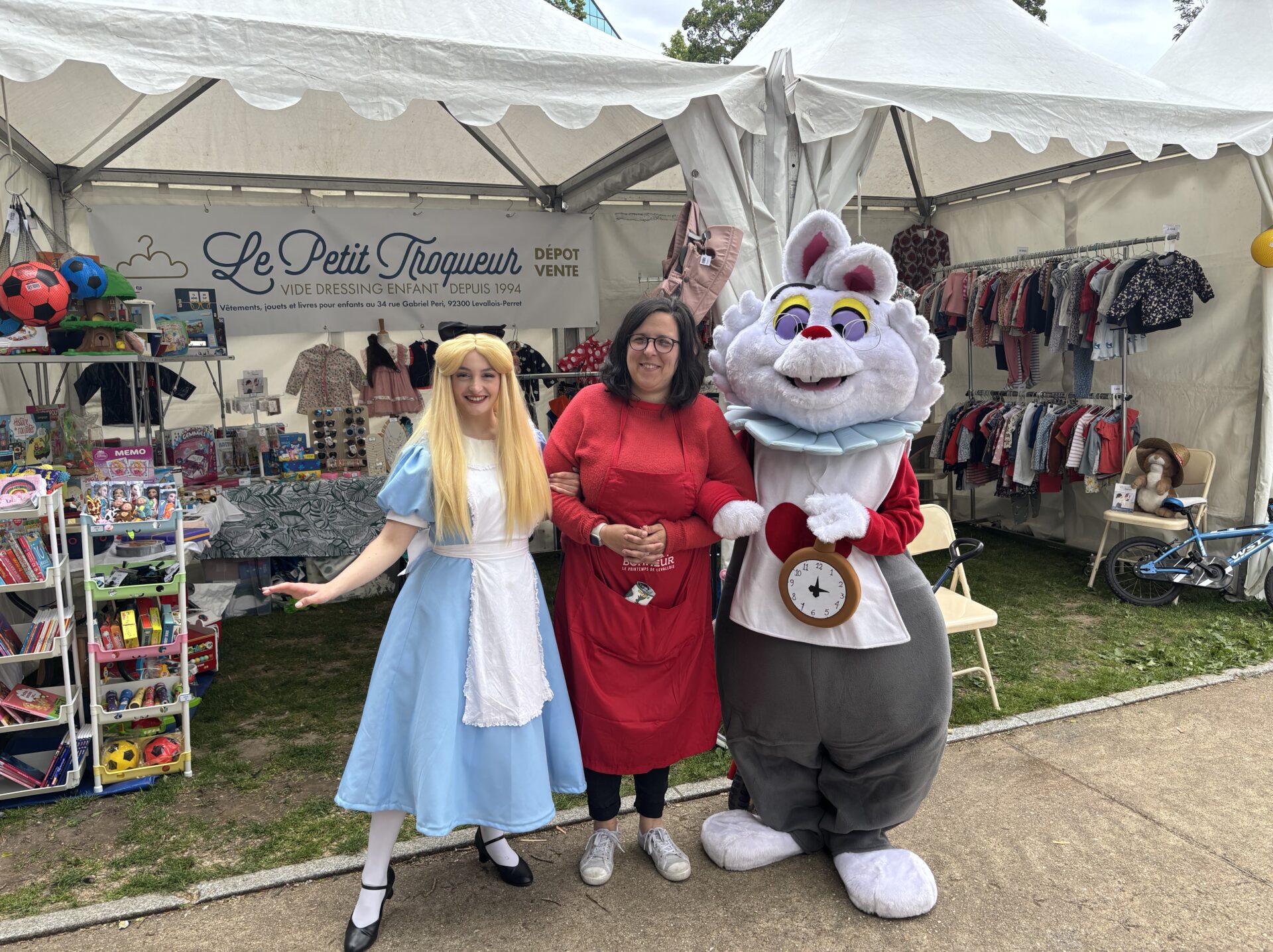 Stand le petit troqueur levallois avec Alice et le lapin